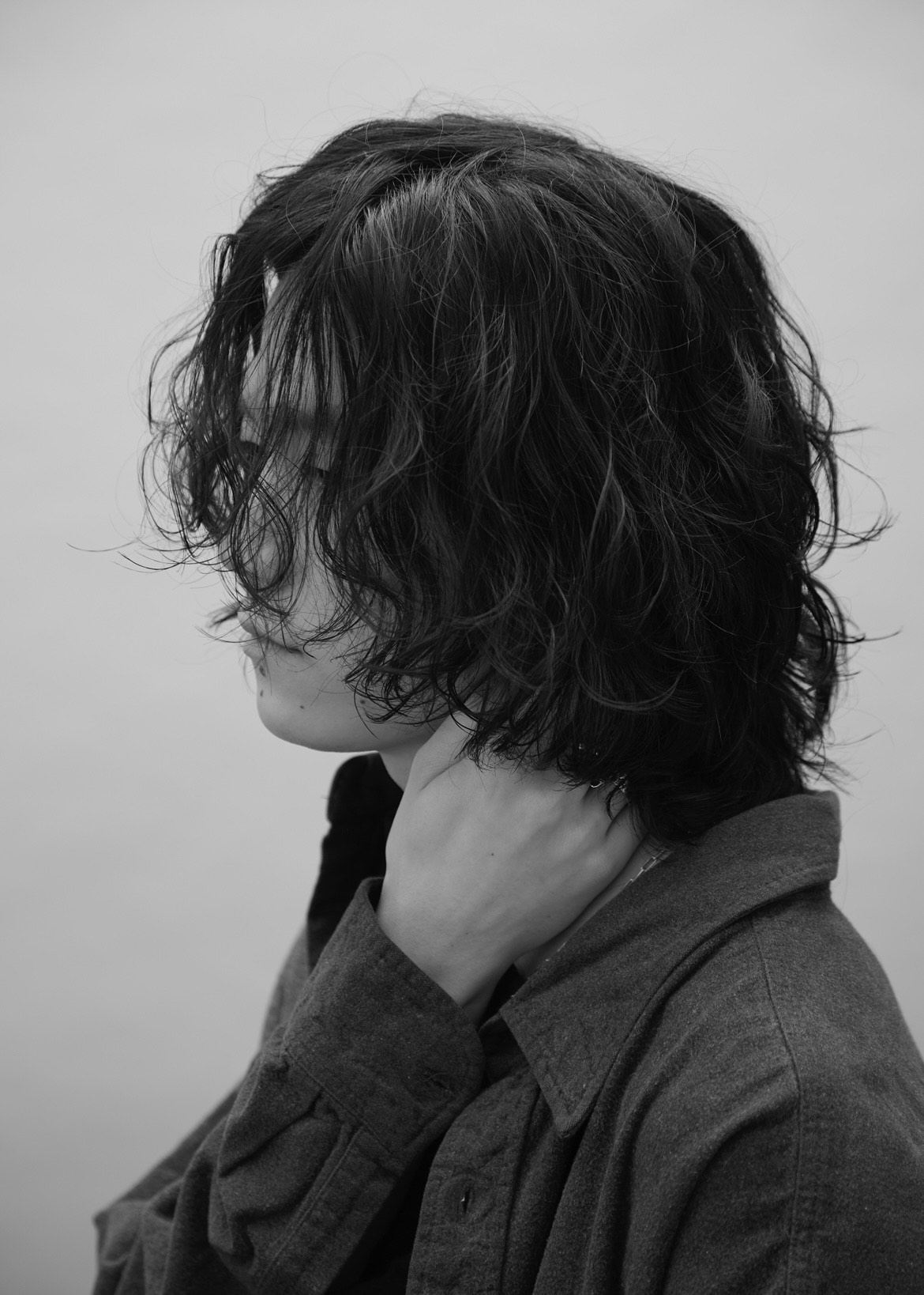 ウェーブヘアの横顔を写したモノクロのAGEE作品
