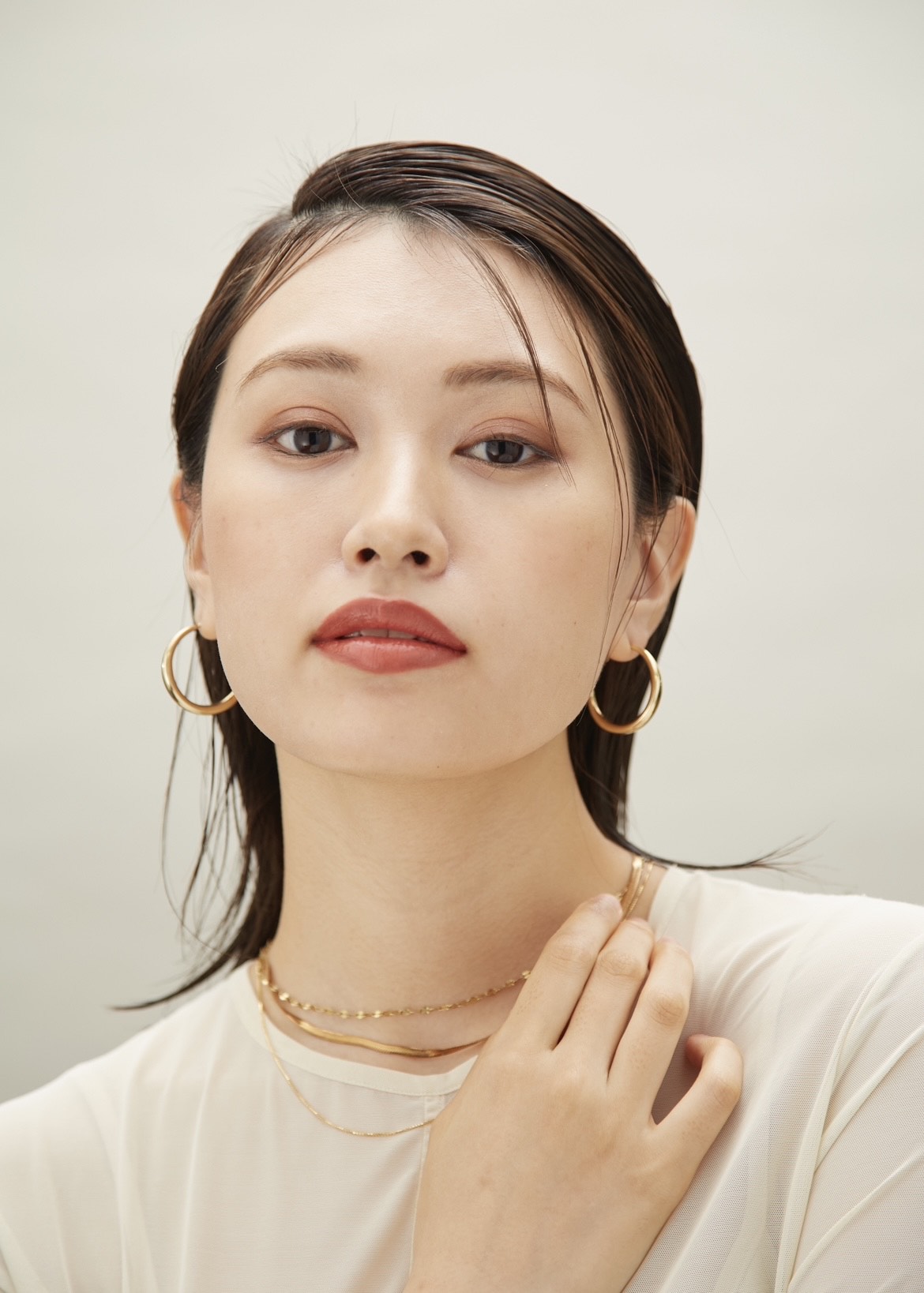 つやを生かしたタイトなヘアデザイン