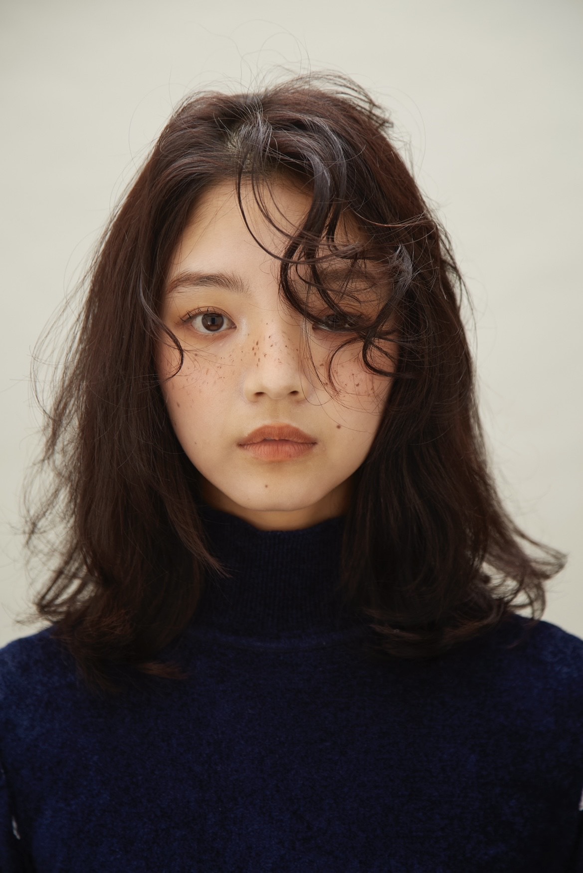 顔まわりのカールを生かしたヘアデザイン